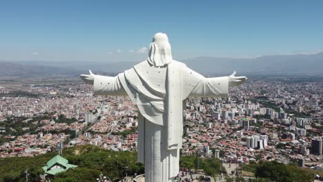 Cristo-De-La-Concordia-Jesus-Statue-In-Bolivien-Ziehen-Luftaufnahmen-über-Der-Stadt-Zurück