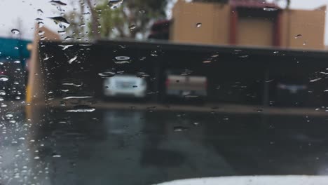 Gotas-De-Lluvia-En-El-Parabrisas-Del-Coche-De-Conducción,-Primer-Plano