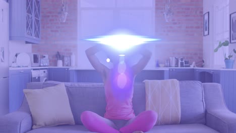 animación de puntos de luz sobre una mujer afroamericana practicando yoga y meditando