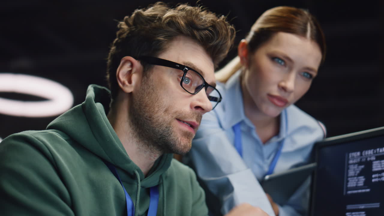 разработчики мозговой штурм работы смотреть на экран компьютера в офисе крупный план. команда работает