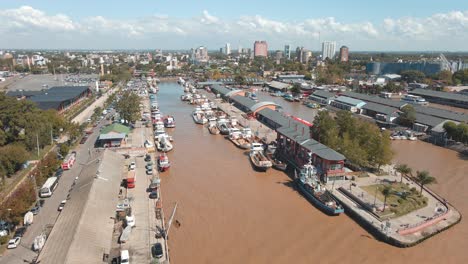 tiro de establecimiento aéreo que se eleva sobre puerto de frutos en la ciudad de tigre cerca de buenos aires