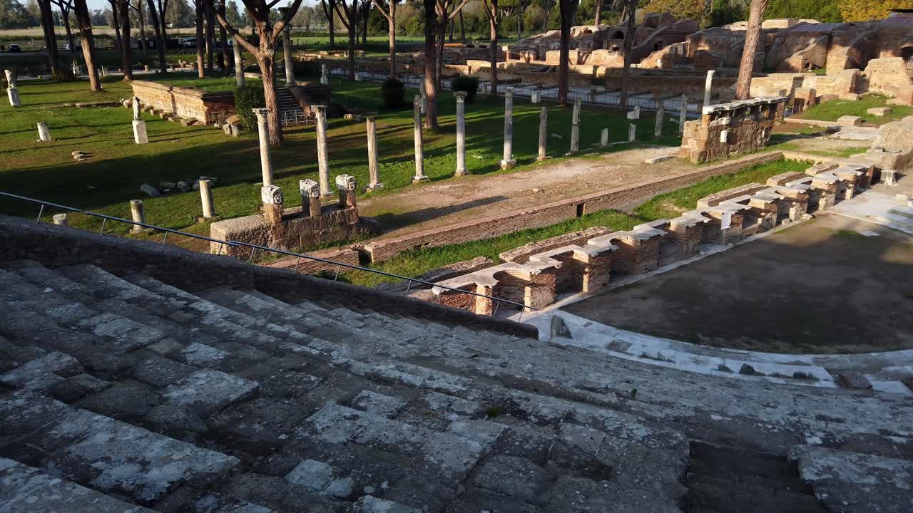anfiteatro de ostia antica, sitio arqueológico mundialmente famoso de la antigua roma, movimiento panorámico a la izquierda