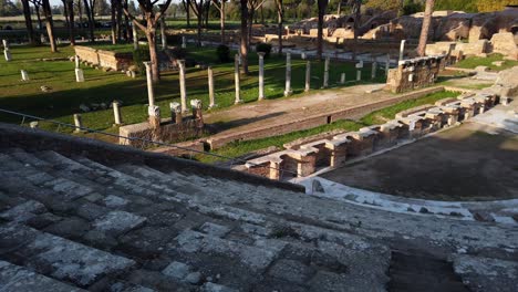 anfiteatro de ostia antica, sitio arqueológico mundialmente famoso de la antigua roma, movimiento panorámico a la izquierda