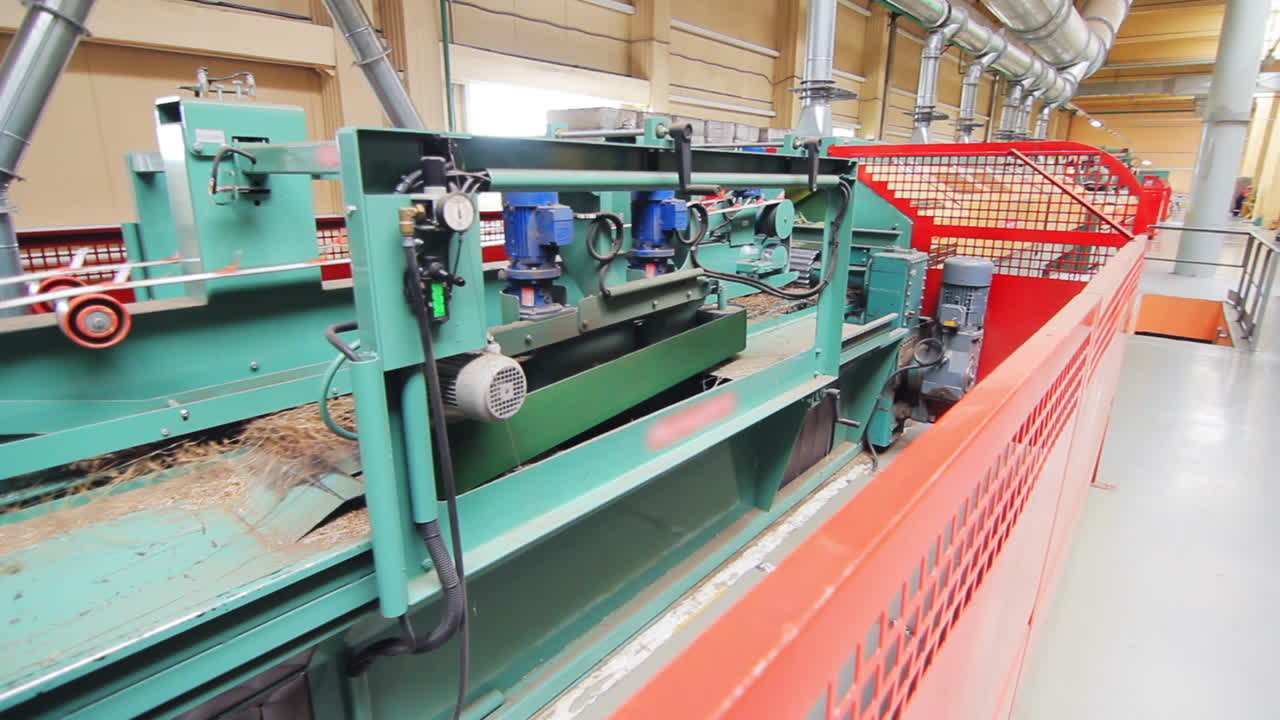 cinta transportadora con materias primas de lino durante el proceso de producción