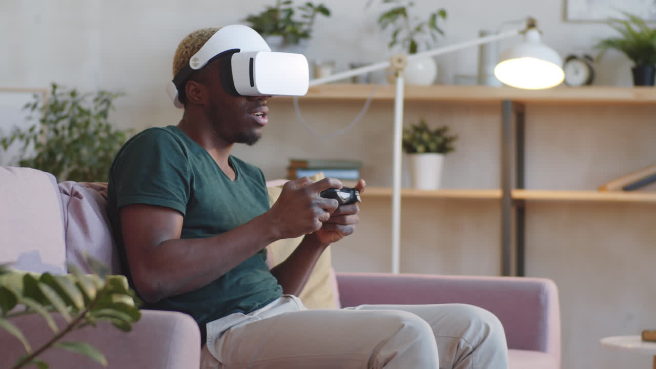 Uomo di Colore che Usa un Gamepad e Gioca con un Visore VR