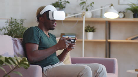 Hombre-Negro-Usando-Gamepad-Y-Jugando-Con-Auriculares-Vr