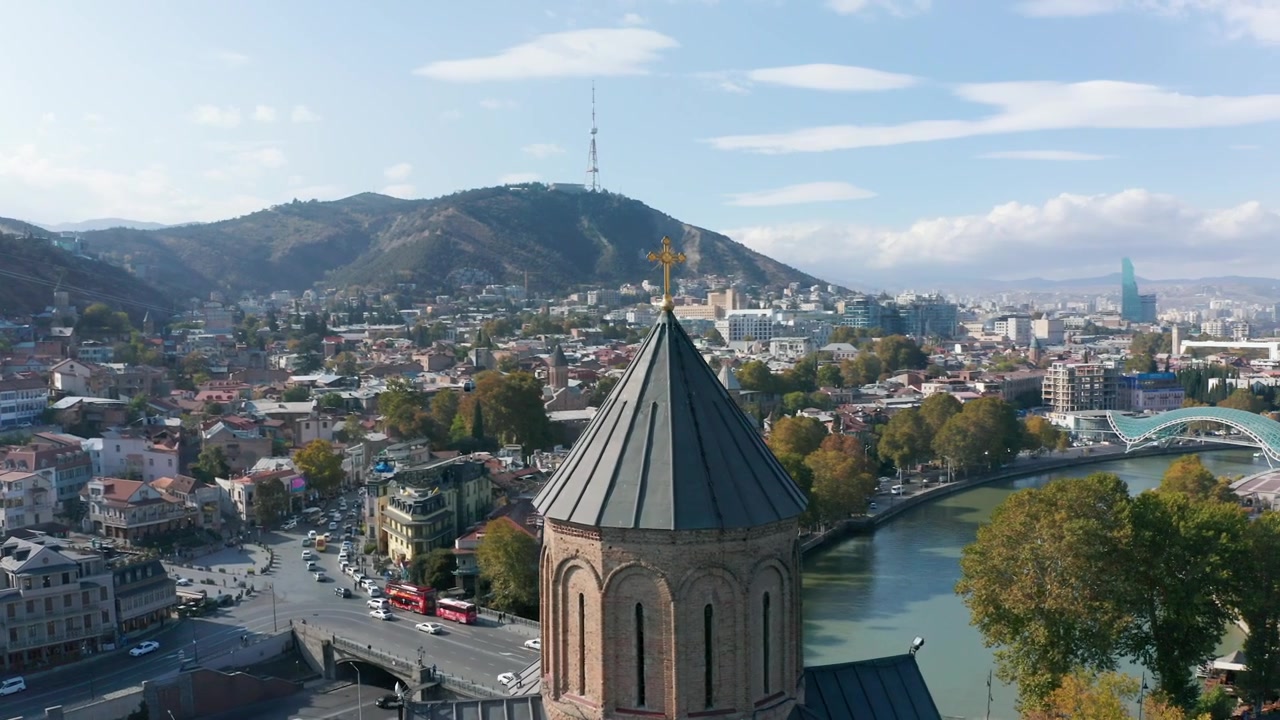 Letecký pohled na historický kostel v panoramatu Tbilisi s horami