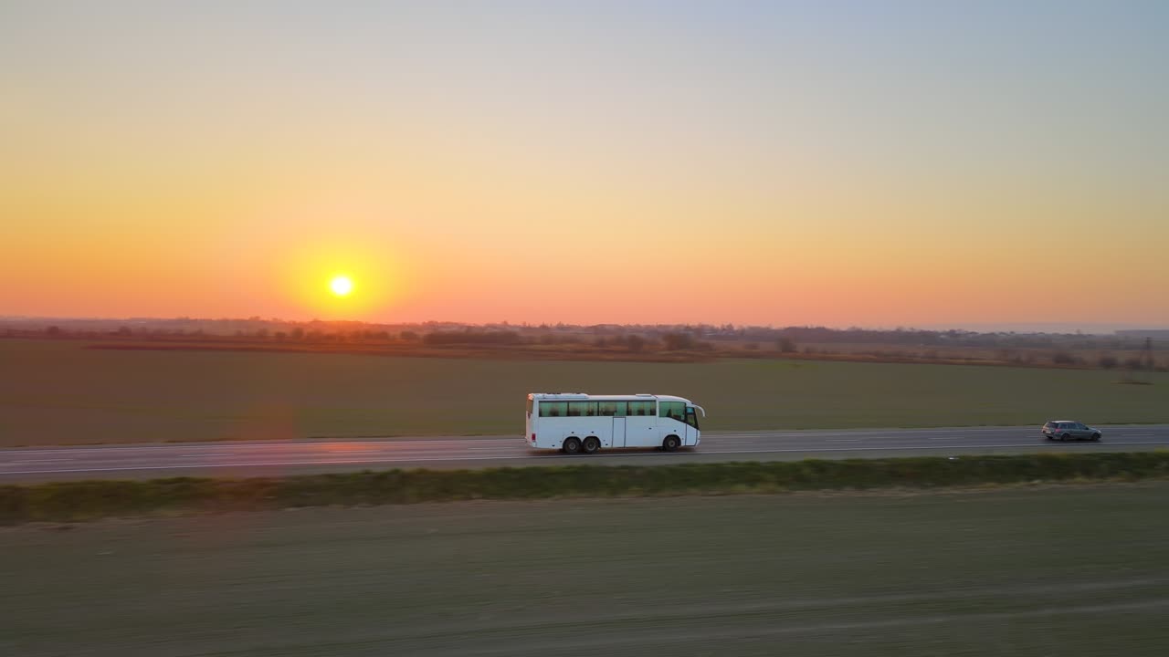 vista aérea de un autobús de pasajeros interurbanos conduciendo por la autopista por la noche