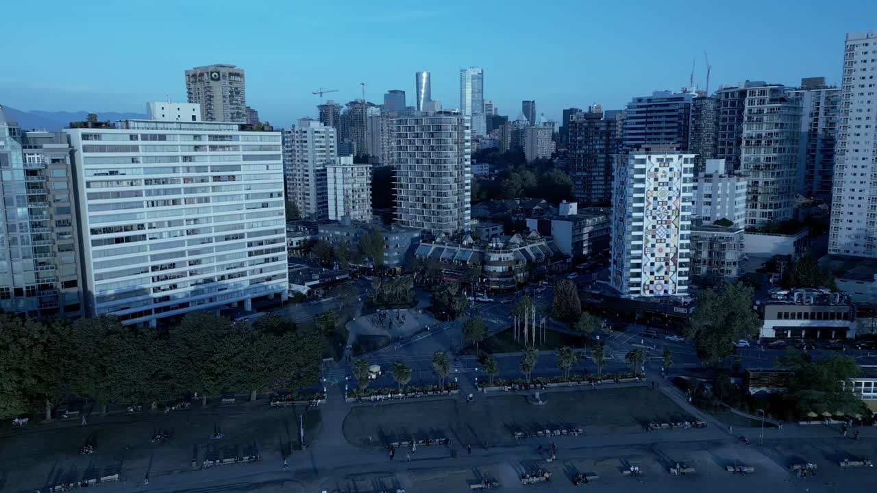 inglés bahía paso elevado playas tiendas restaurantes comida rápida verano día cielo despejado con vistas vista superior ojo de pájaro gente bronceado ciclismo trotar compras ligero tráfico turistas reunión sombras parques