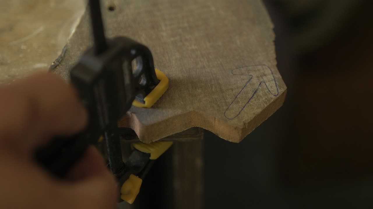 sujeción de madera de caoba con contornos ancla forma de flecha-1