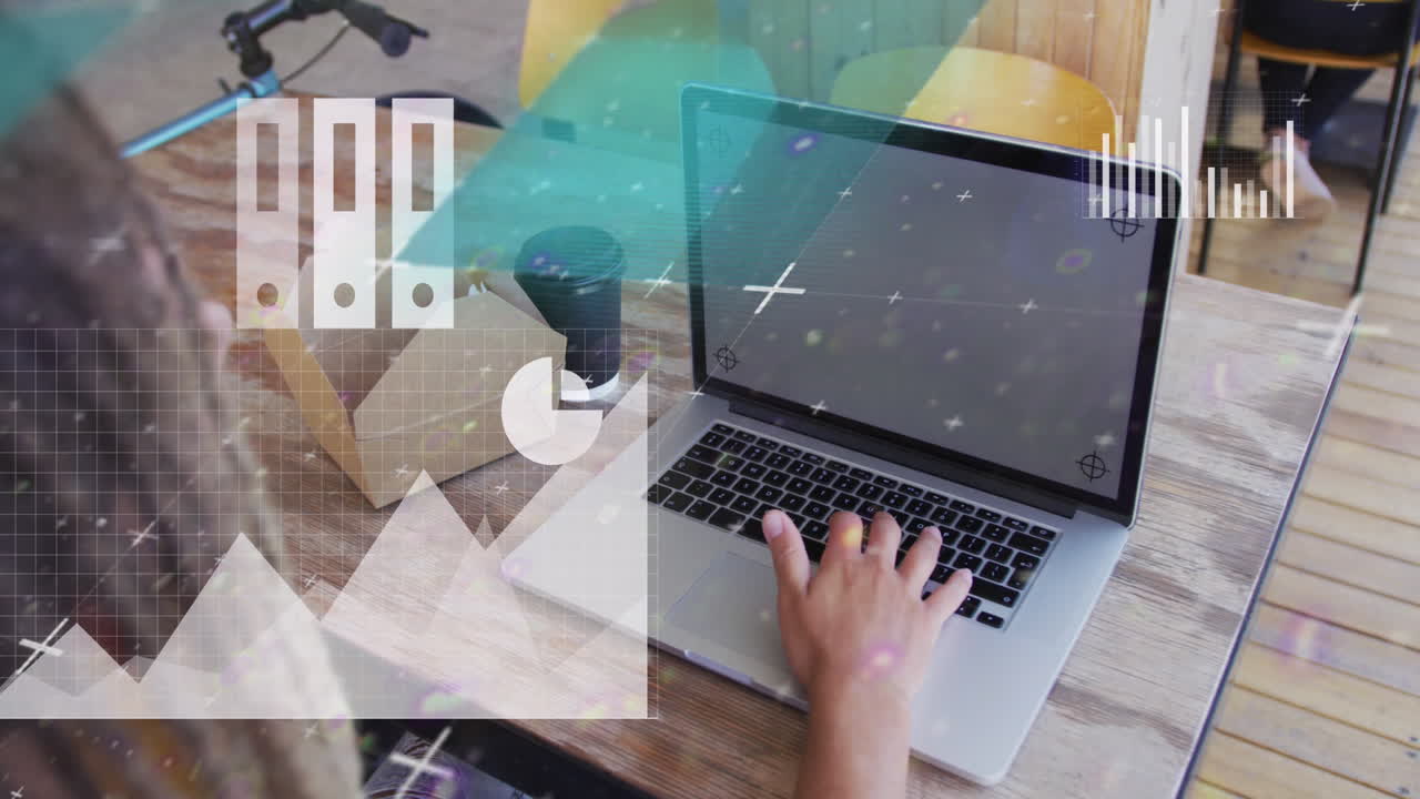 animación del procesamiento de datos con iconos sobre el hombre usando una computadora portátil