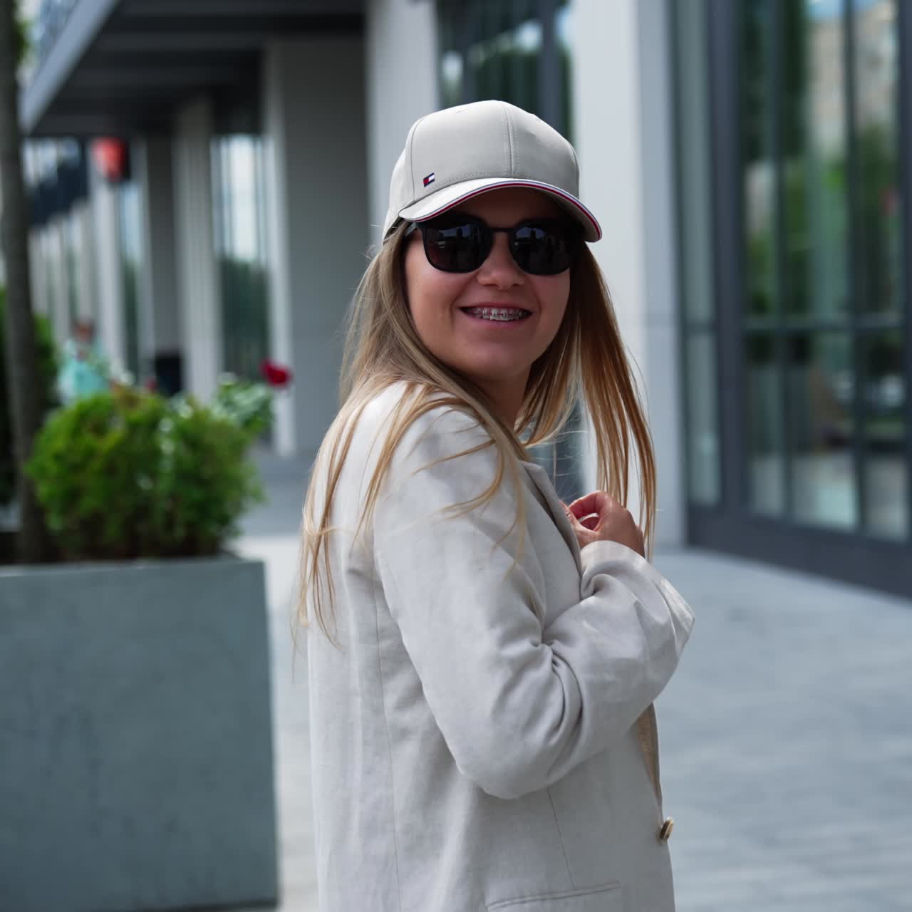 Splendida giovane donna d'affari in abbigliamento casual. Ritratto di una bella signora