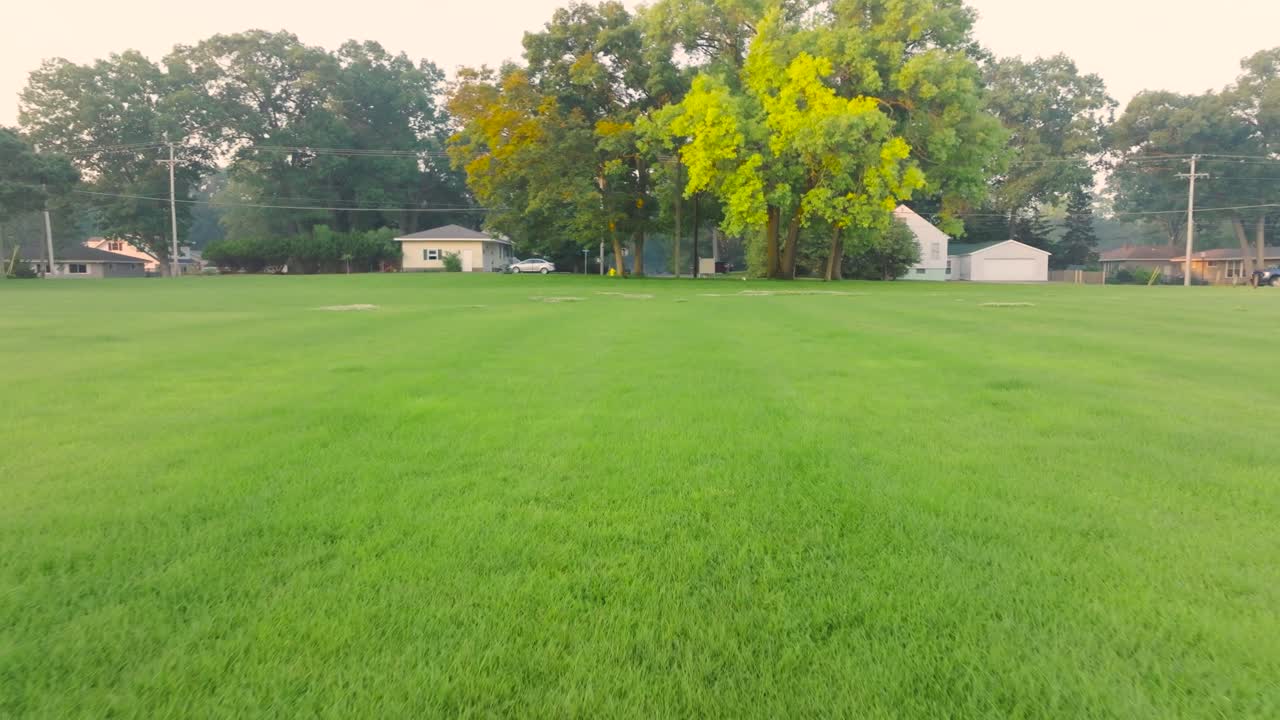 드론 이 도로 에 있는 트럭 에 접근 하고 있다