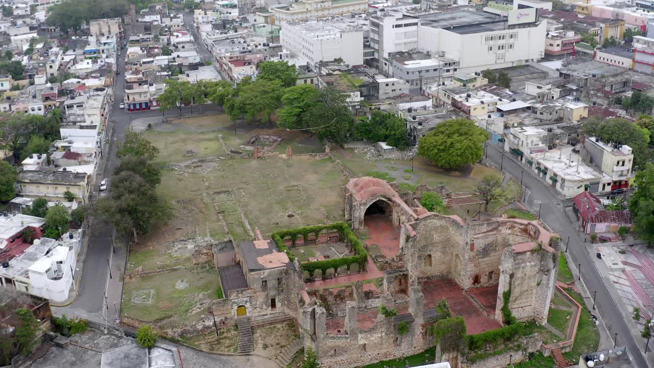 vista aérea de las ruinas del monasterio de san francisco en la zona colonial, santo domingo