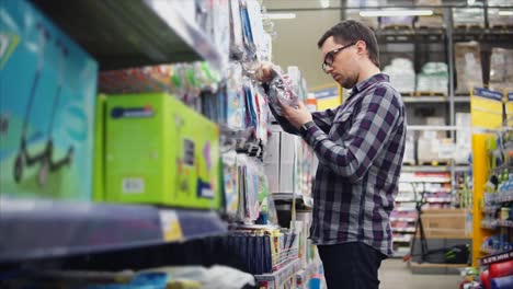 hombre comprando en un supermercado