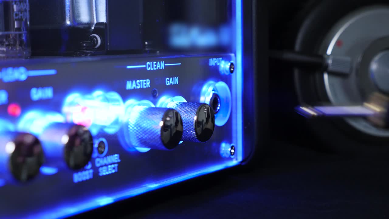 un músico de rock comienza a tocar la guitarra eléctrica