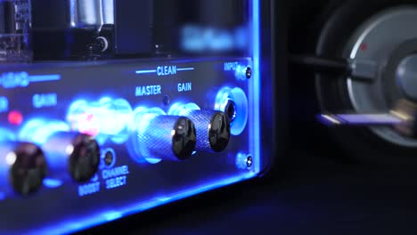 un músico de rock comienza a tocar la guitarra eléctrica