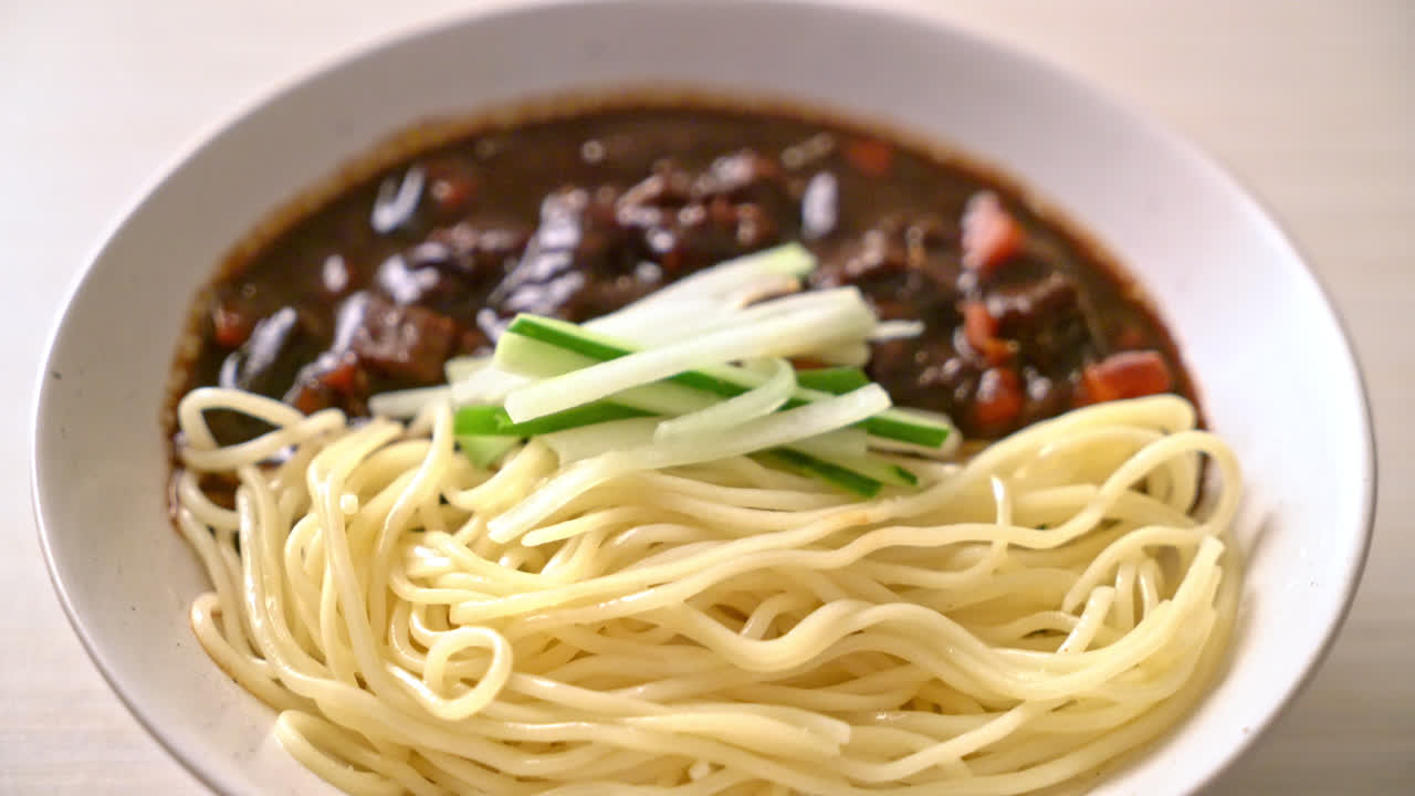 jajangmyeon o jjajangmyeon son fideos coreanos con salsa negra - estilo de comida coreana