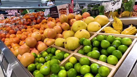 varios cítricos dispuestos en una exhibición de supermercado