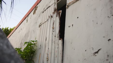 puertas muy viejas rotas en la pared blanca, vista de movimiento