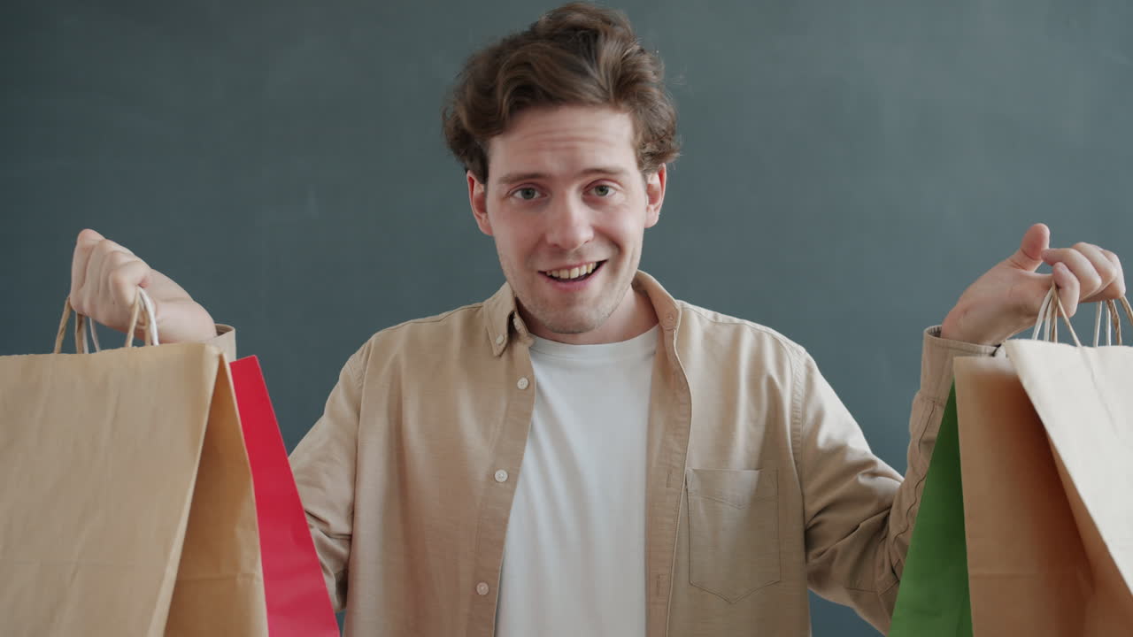 hombre con bolsas de compras
