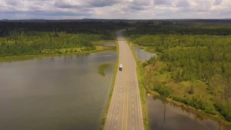 vista desde arriba: carretera cariboo cerca de la casa de 100 millas