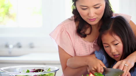 Madre-Cortando-Pimientos-Con-Su-Hija.