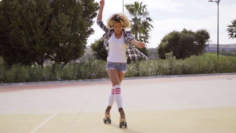 bastante, mujer joven, practicar, ella, patinaje sobre ruedas