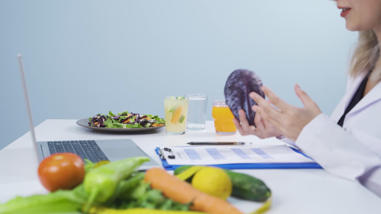 dietista describiendo el programa de dieta para bajar de peso.