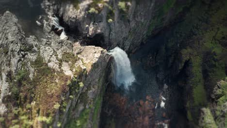 vista aérea de la cascada que cae a través del profundo cañón rocoso