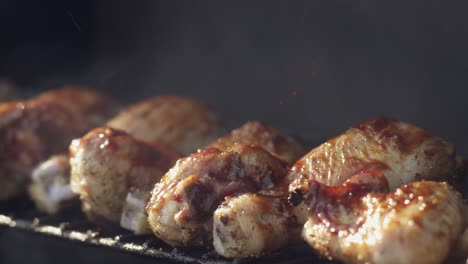 el humo se levanta del delicioso pollo de barbacoa en la parrilla