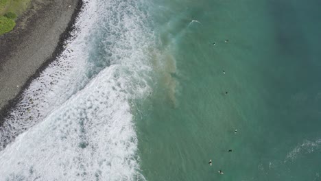 Surfistas-Surfeando-En-Lennox-Heads---Región-De-Los-Ríos-Del-Norte---Nsw---Australia---Toma-Aérea