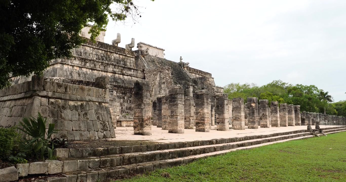 Il Tempio dei Guerrieri a Chichen Itza si trova nella Gran Plaza, proprio accanto al Tempio delle Tavole e alla destra del lato principale della Piramide di Kukulkán.
