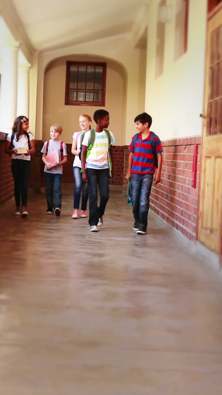 alumnos lindos caminando por el pasillo