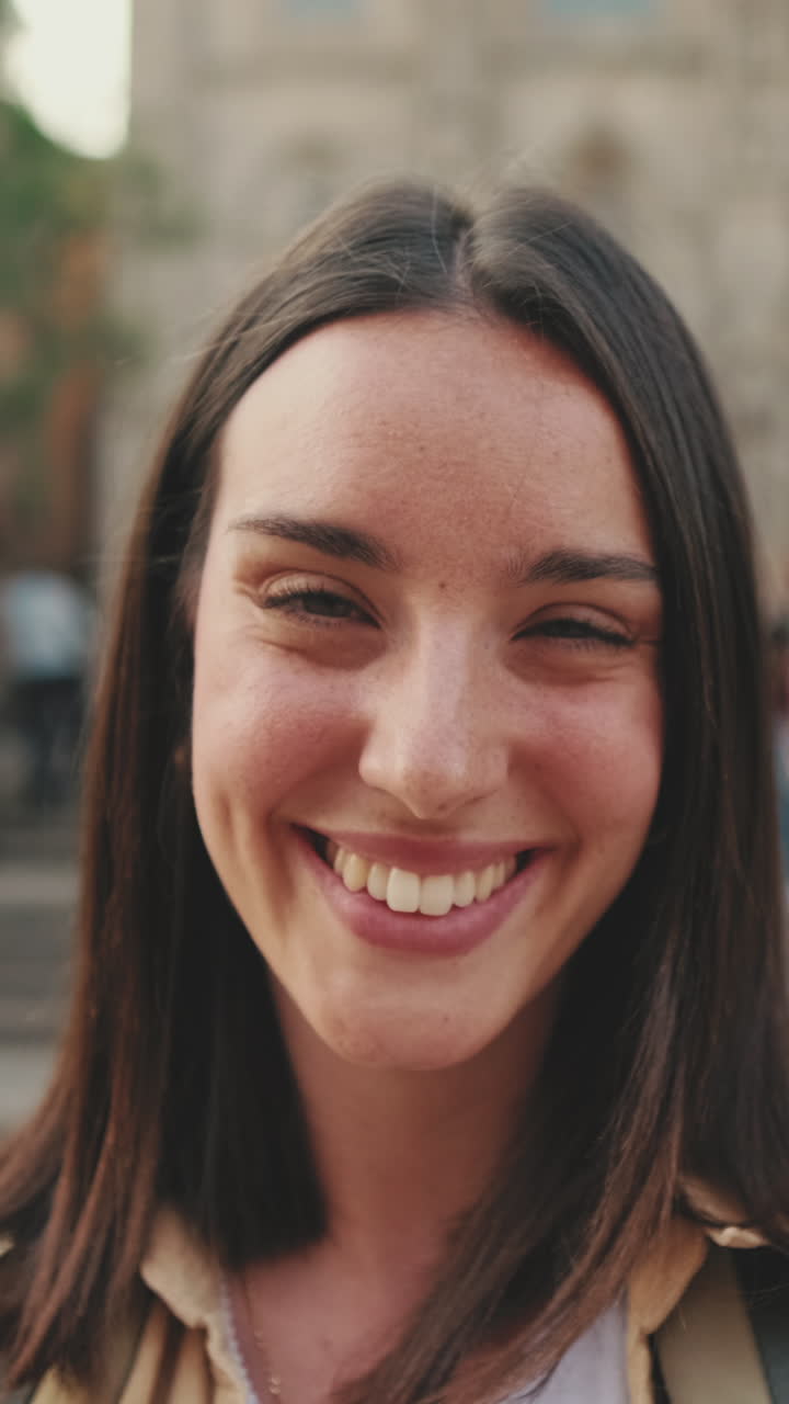 Primer plano de una joven feliz sonriendo