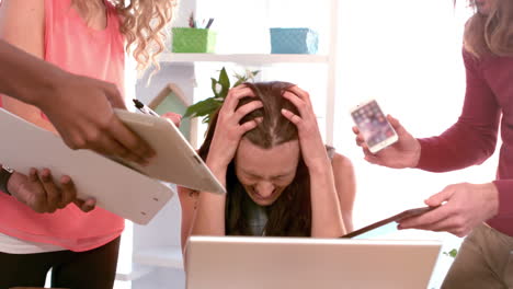 mujer frustrada enojándose con sus compañeros de trabajo