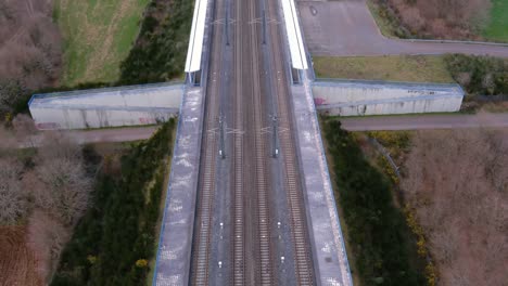 Vuelta-Del-Carro-Aéreo-Sobre-La-Estación-De-Tren-Vacía-A-Lo-Largo-De-Las-Vías