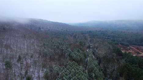 Luftdrohnenvideoaufnahmen-Eines-Wunderschönen-Verschneiten,-Nebligen-Tages-Mit-Niedrigen-Wolken-In-Den-Appalachen-Im-Winter