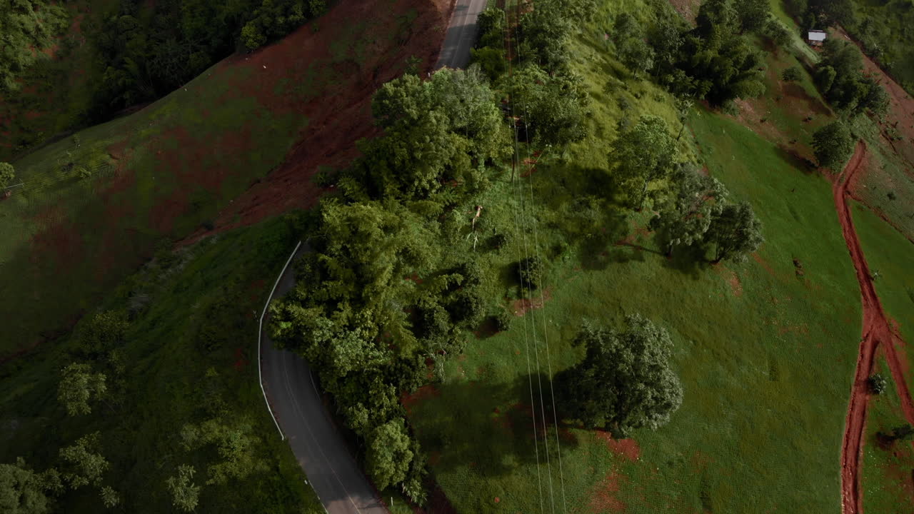 carretera aérea en el valle de la montaña durante la puesta de sol