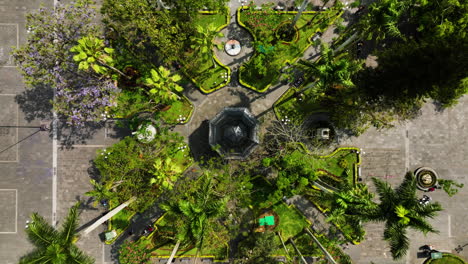 vista aérea que se eleva sobre el miguel hidalgo y costilla en el parque 21 de mayo, córdoba, veracruz, méxico