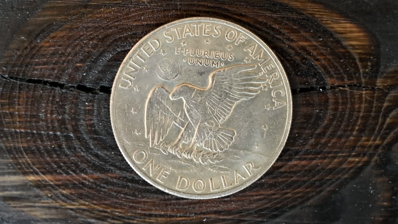 Primo piano del dollaro d'argento Eisenhower 1972-D su sfondo in legno
