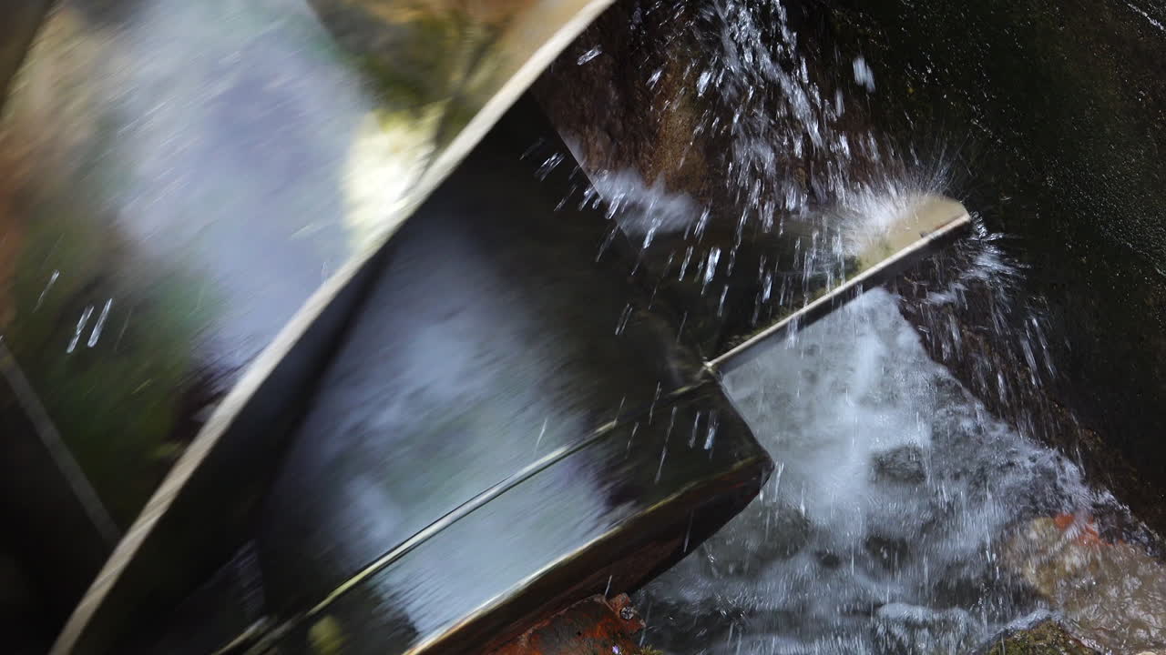 작업 중 하수 청소에 사용되는 나사