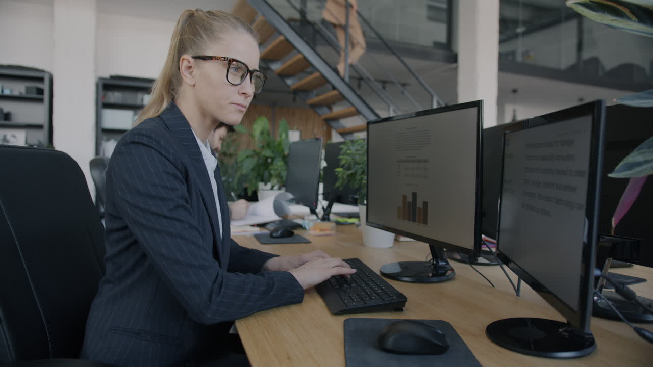 mujer de negocios trabajando en la computadora en una oficina moderna
