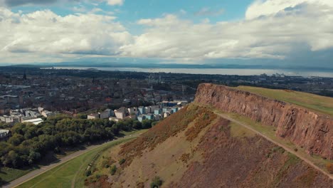 Pequeña-Montaña-Cerca-De-La-Ciudad-De-Edimburgo-Llamada-Arthur&#39;s-Seat-En-El-Parque-Holyrood