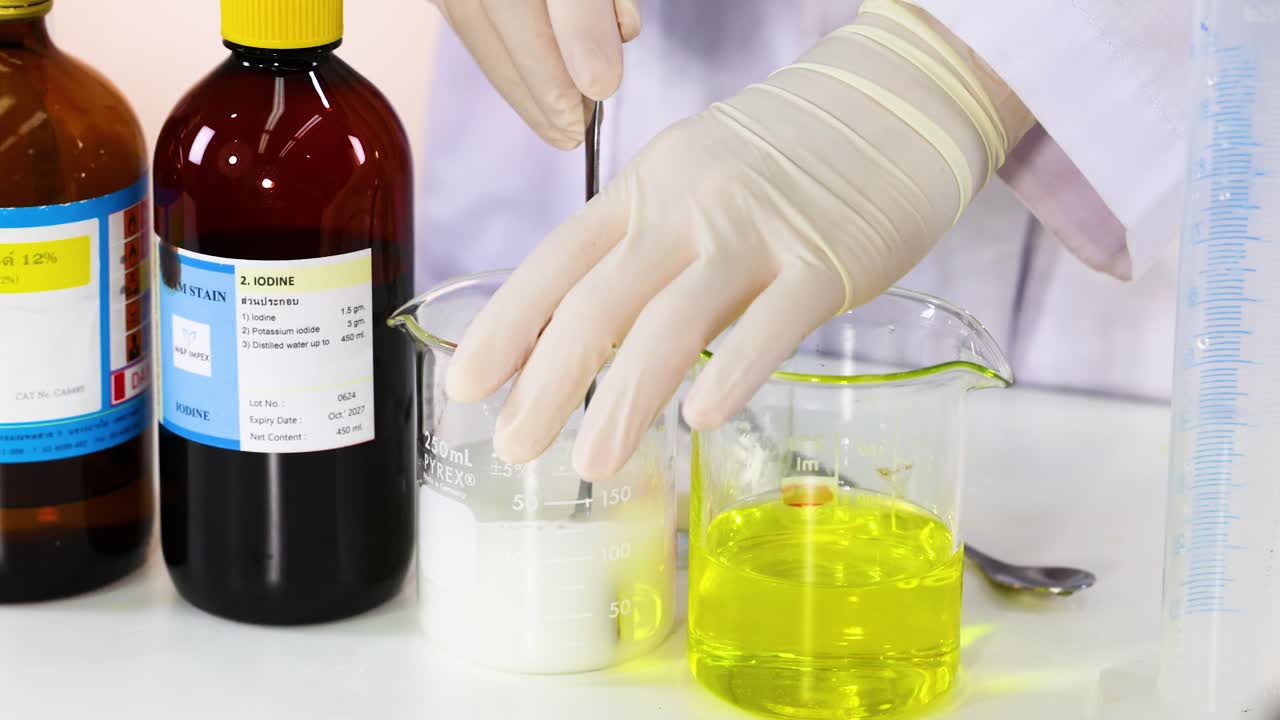 demostración de la reacción química con yodo y vitamina c