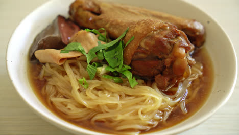 Fideos-De-Pato-Estofado-Con-Sopa-Marrón---Estilo-De-Comida-Asiática