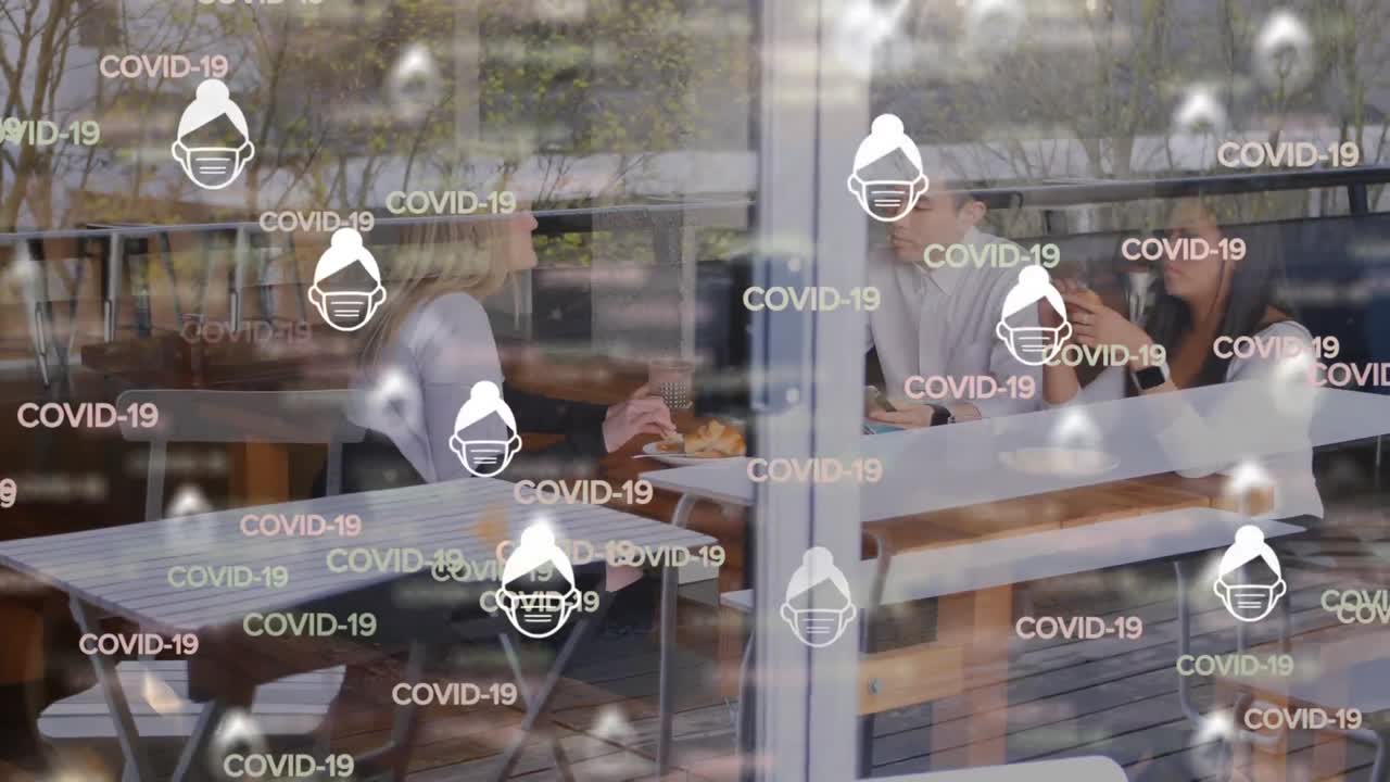 animación de iconos de mujeres múltiples con una máscara moviéndose y la palabra covid-19 sobre las personas que trabajan
