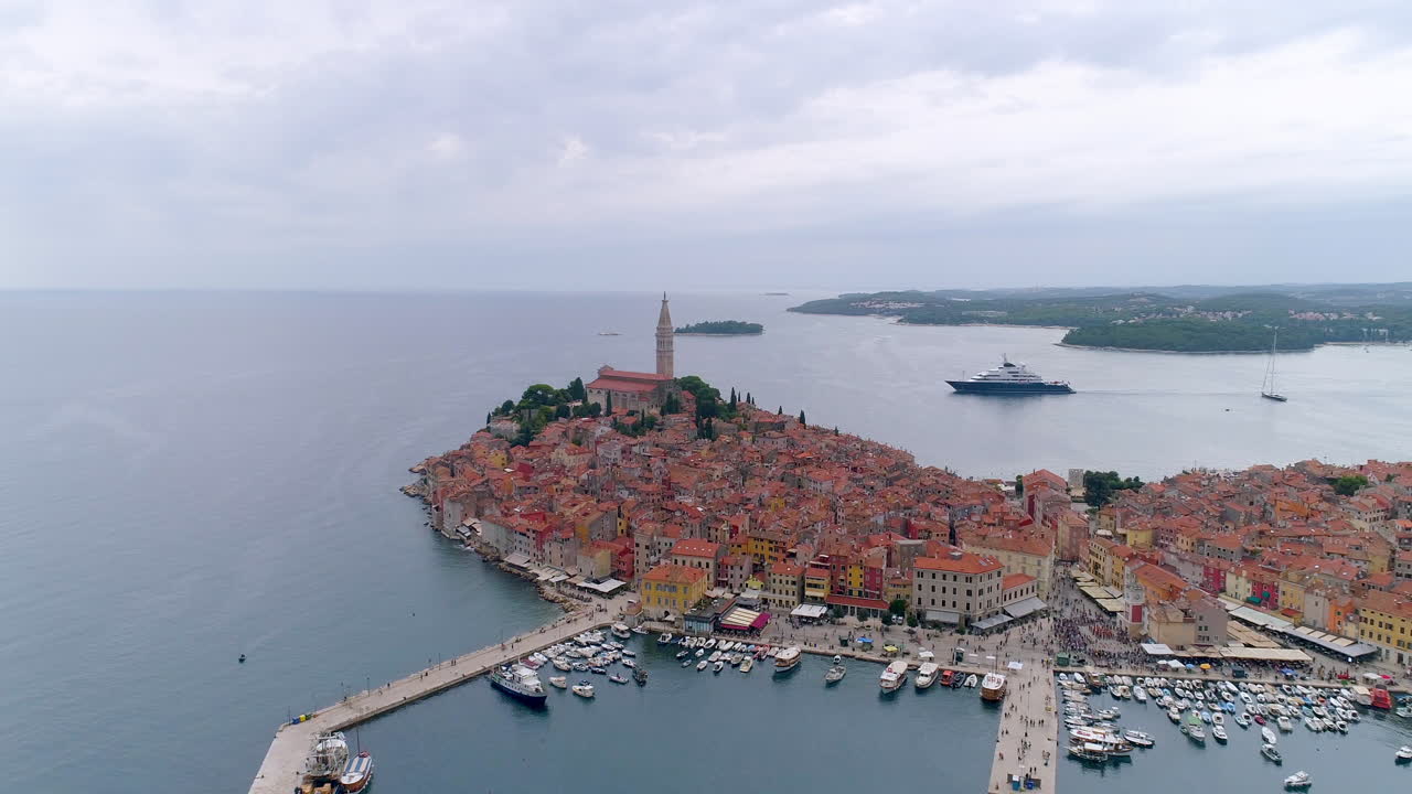 로빈지, 크로아티아 주요 도시 위의 공중 밀어 넣기