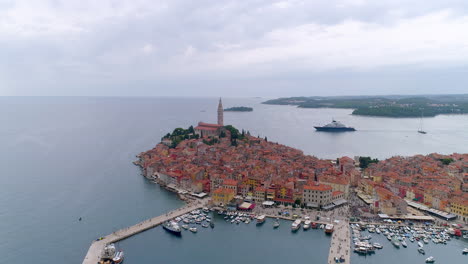 rovinj, croacia aerial push-in sobre la ciudad principal