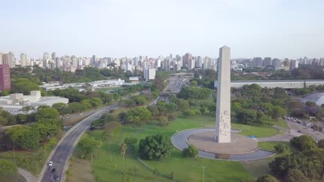 el horizonte de são paulo con el famoso monumento del obelisco cerca del parque ibirapuera en brasil, tomado desde un avión no tripulado